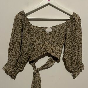 Skylar + Madison Cropped Long Sleeve Size Small cheetah‎